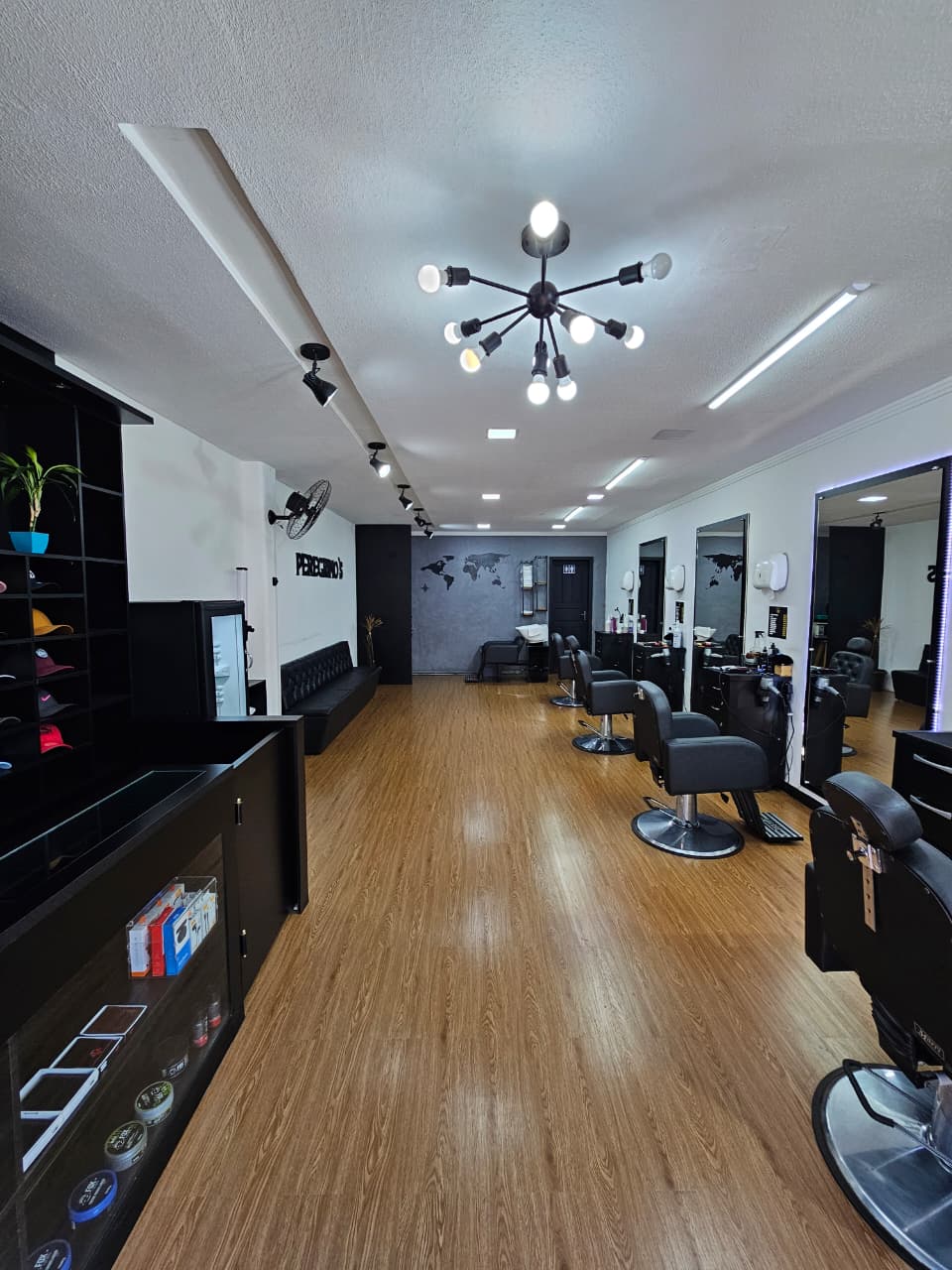 Ambiente Principal da Barbearia Peregrinos